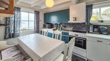 Fridge, oven, stovetop, coffee/tea maker