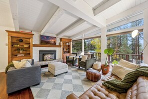 Smart TV, chimenea, libros y oficina 