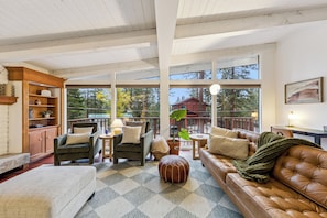 Smart-TV, Kamin, Bücher, Arbeitsbereiche