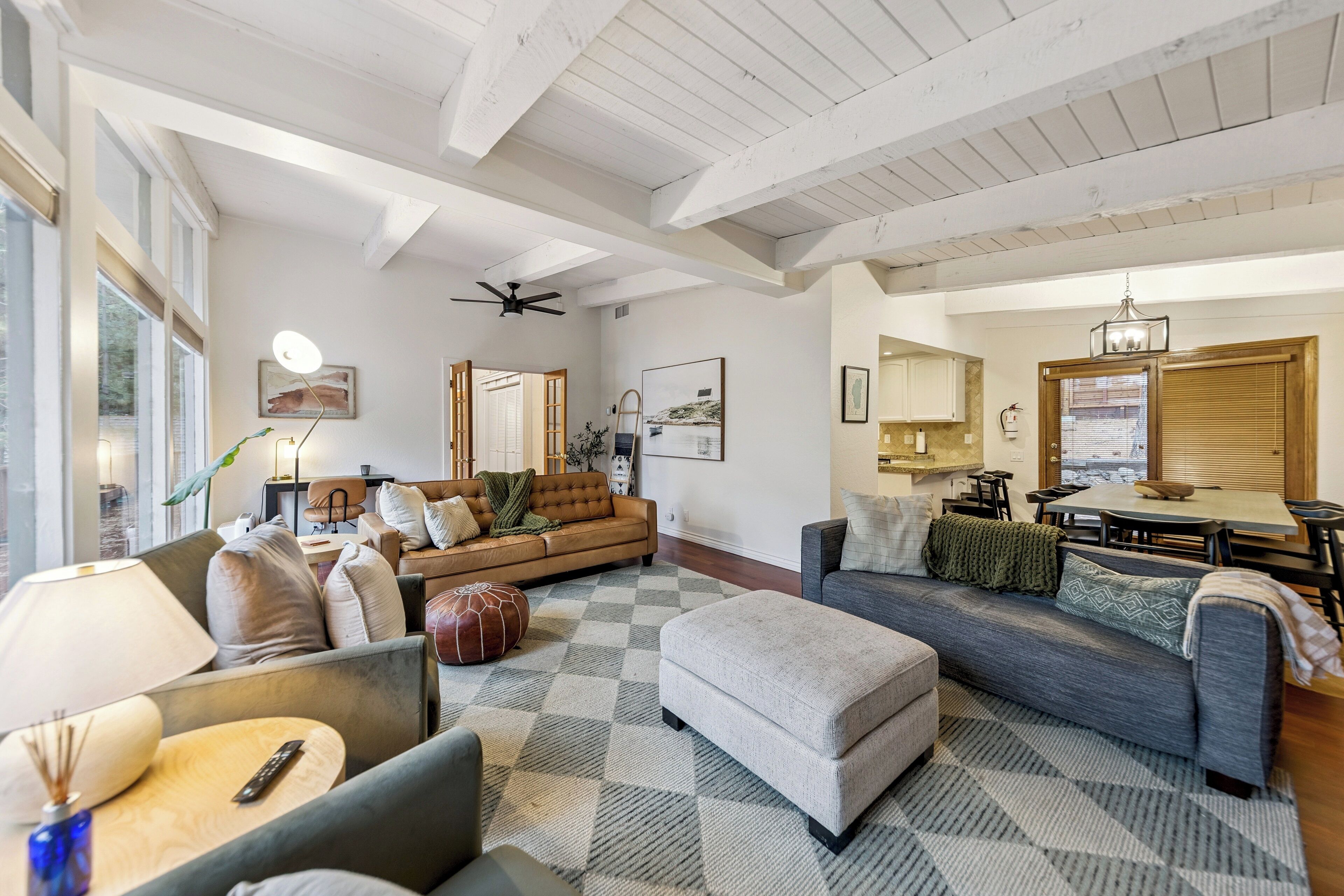 智能电视、壁炉、书、办公室