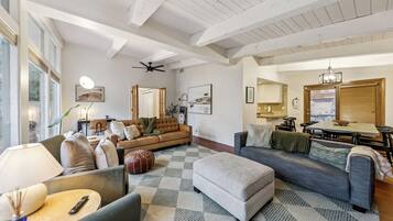 智能电视、壁炉、书、办公室