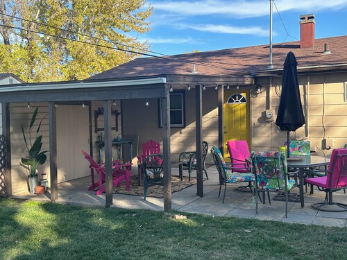 Delightful 3-bedroom Retro Revival House in Rapid City