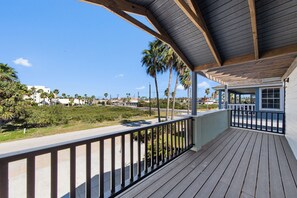 Property grounds - 205 Spacious 5BR Seascape Villa on Padre, perfect for family getaways in South Padre Island. (South Padre Island)