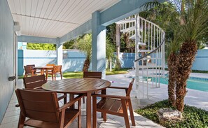Outdoor dining - 219 Spacious 4BR home in South Padre Island, perfect for family getaways! (South Padre Island)