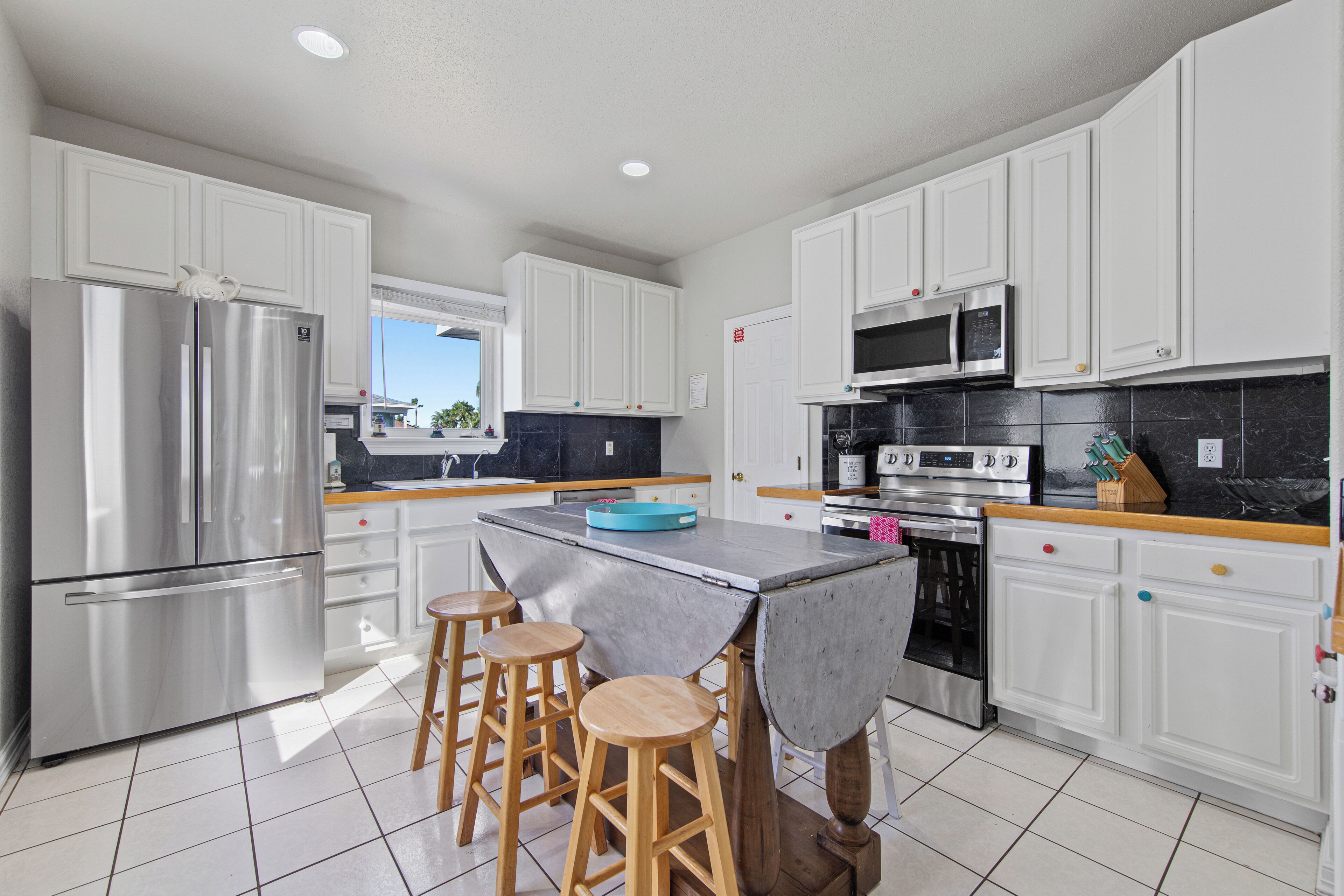 Kylskåp, mikrovågsugn, ugn och spishäll