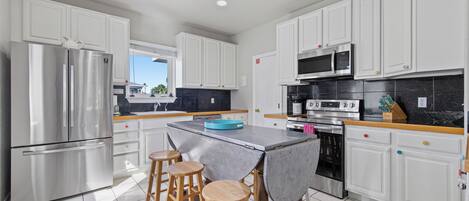 Kylskåp, mikrovågsugn, ugn och spishäll