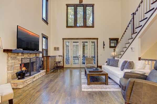 Fernseher, Kamin, Tischtennisplatte