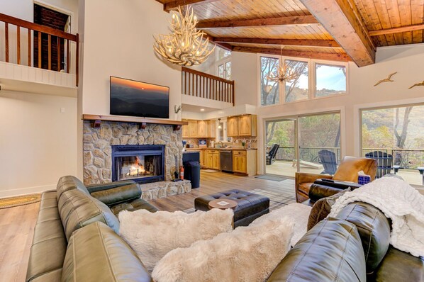 Smart TV, fireplace - Serenity's Edge - Fireside Sips, Mountain Vista, Movie Nights, Golf & Swims (Jasper)