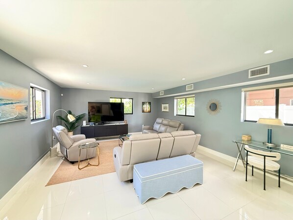 智能电视、书、立体声音响