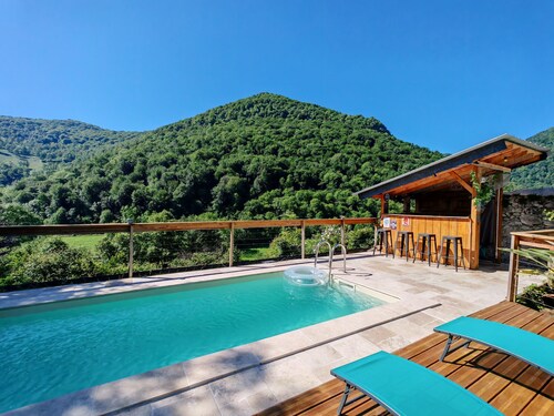 Paradise lost swimming pool jacuzzi billiards table soccer...