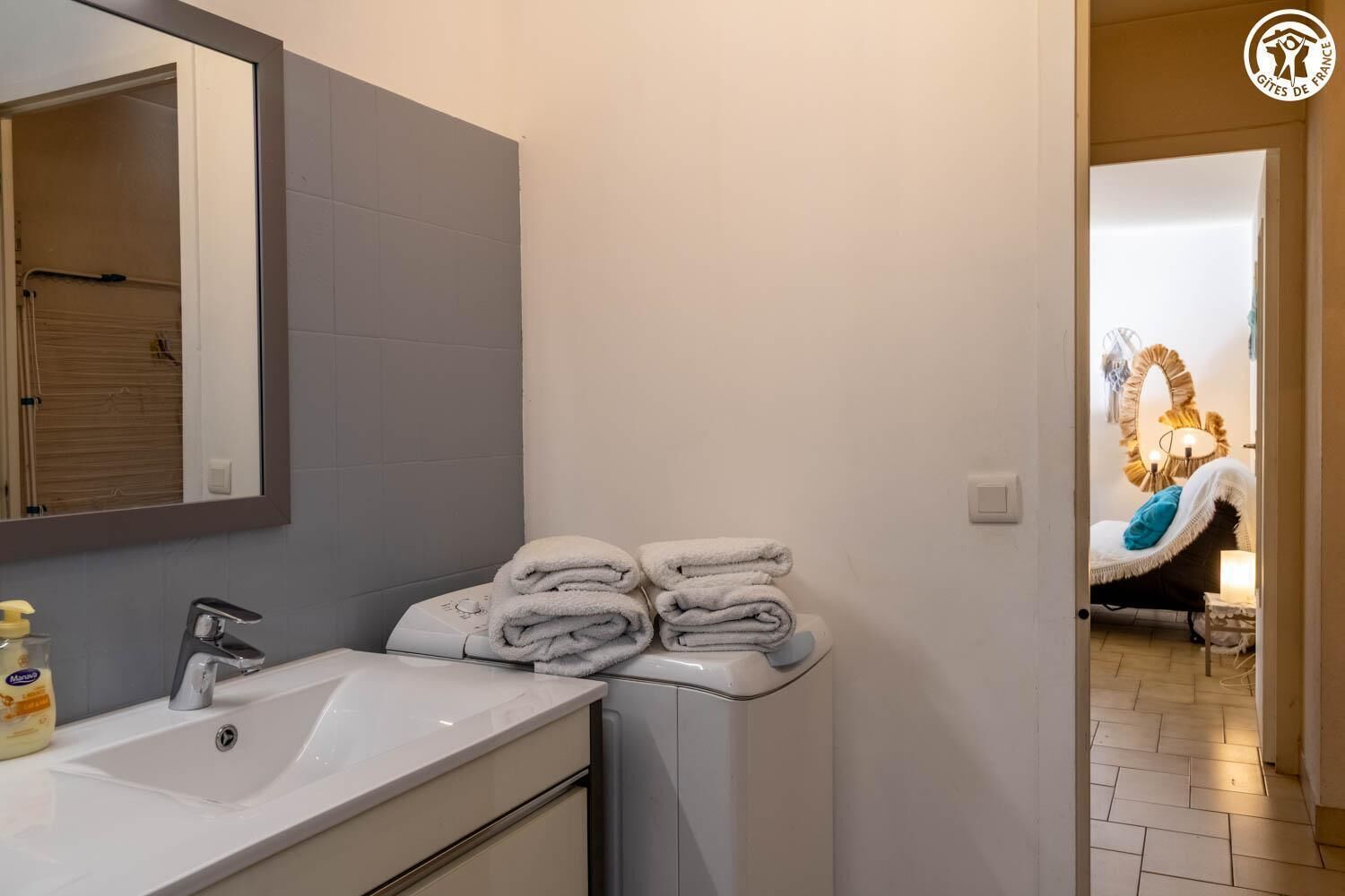 Een douche, een haardroger, handdoeken