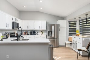 Refrigerador, microondas, horno y parrilla de estufa 