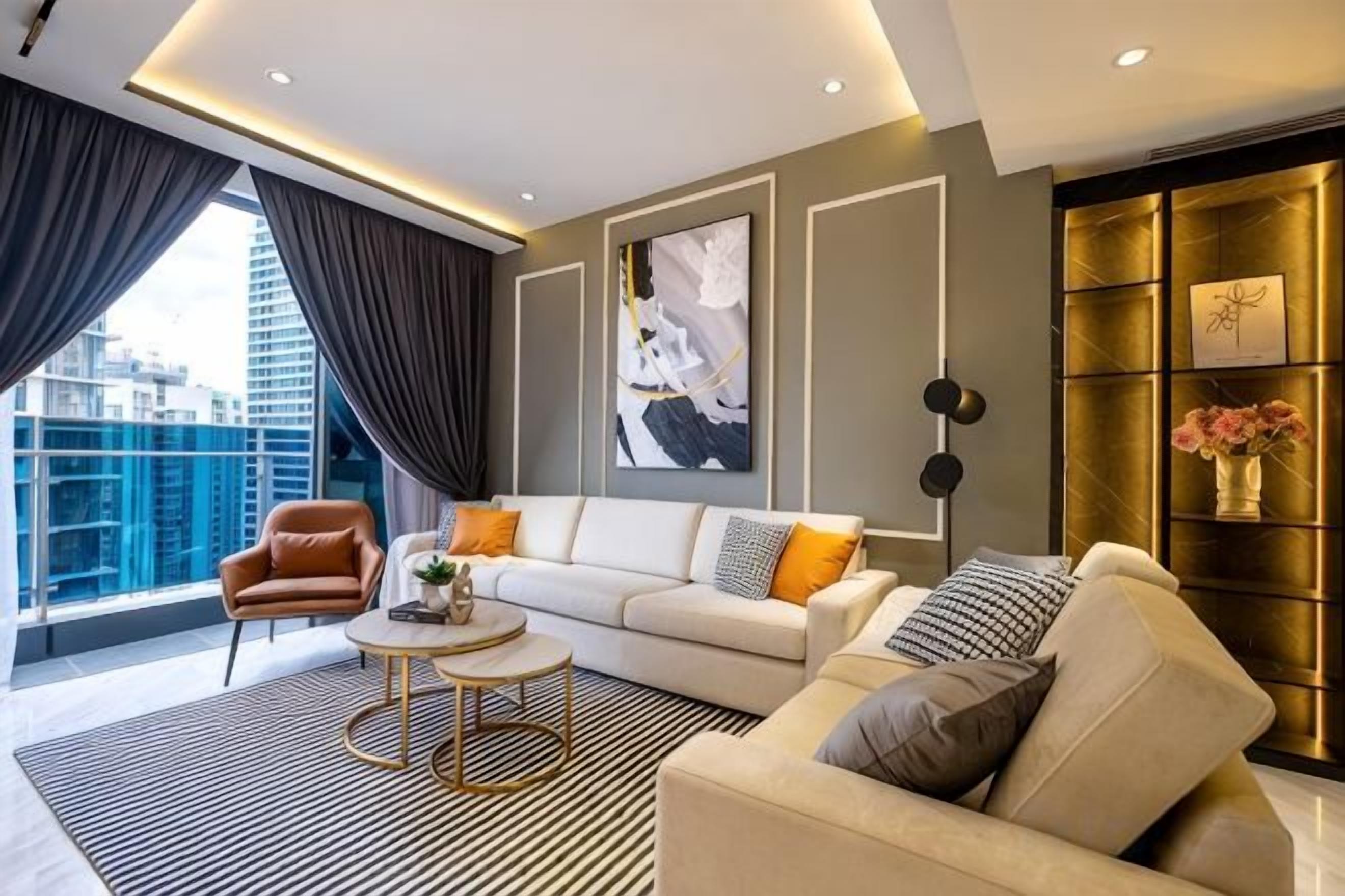 Una sala de estar moderna con un sofá, sillones y una mesa de centro.