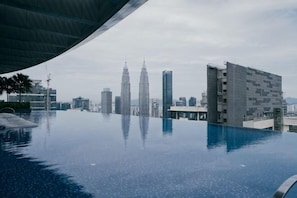 Ein Pool mit Blick auf die Petronas Towers und die umliegenden Gebäude.