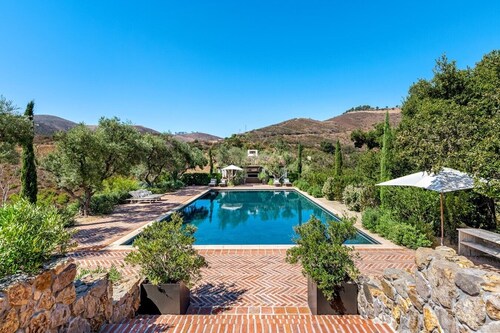 Spacious 5-bedroom house with fitness room and AC in beautiful Malibu