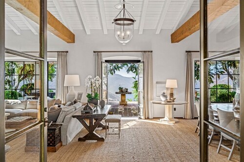 Spacious 5-bedroom house with fitness room and AC in beautiful Malibu