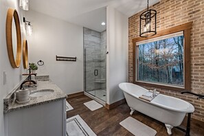 Shower, hair dryer, towels - Fireside Living - Pet Friendly | Hot Tub | Game Room | Outdoor Fireplace (Blue Ridge)
