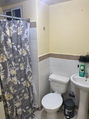 Toallas, jabón, papel de baño