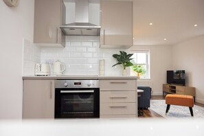 Jääkaappi, mikroaaltouuni, uuni, liesi