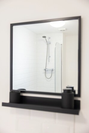 Sèche-cheveux, serviettes fournies, papier toilette