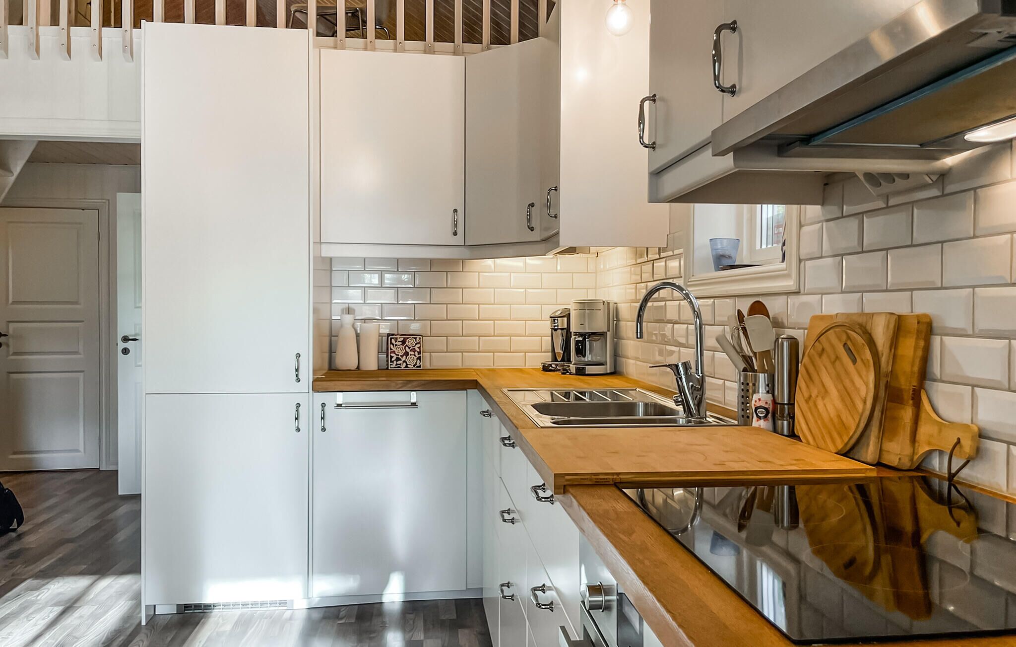 Frigorifero, piano cottura, lavastoviglie, macchina per tè/caffè