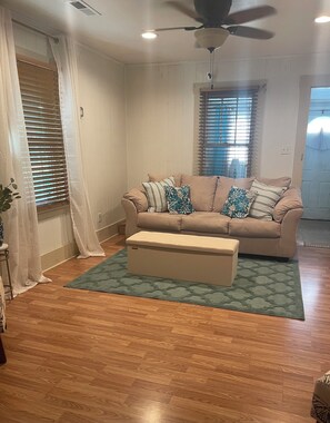 Smart TV, livros, biblioteca musical, aparelho de som