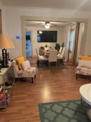 Smart TV, books, music library, stereo - Cozy 3 Bdrm home in King George. 5 mins to Dahlgren Naval Base and Southern MD (King George)