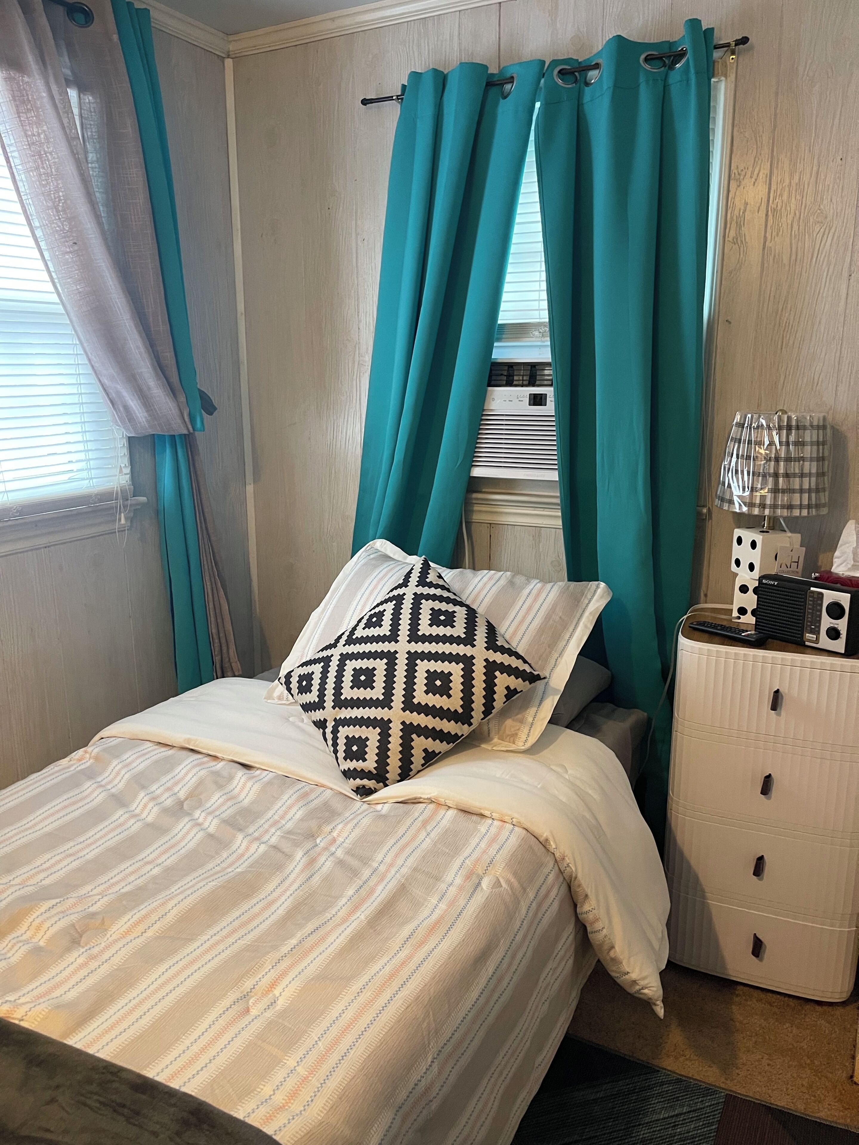 3 makuuhuonetta, työpöytä, silitysrauta/-lauta, vauvan matkasänky