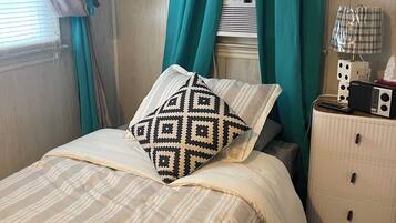 3 makuuhuonetta, työpöytä, silitysrauta/-lauta, vauvan matkasänky