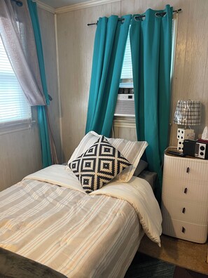 3 間睡房、書桌、熨斗/熨衫板、可攜式嬰兒床