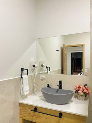 Douche, sèche-cheveux, serviettes fournies, savon