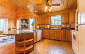 Mikrobølgeovn, ovn, kokeplater og oppvaskmaskin