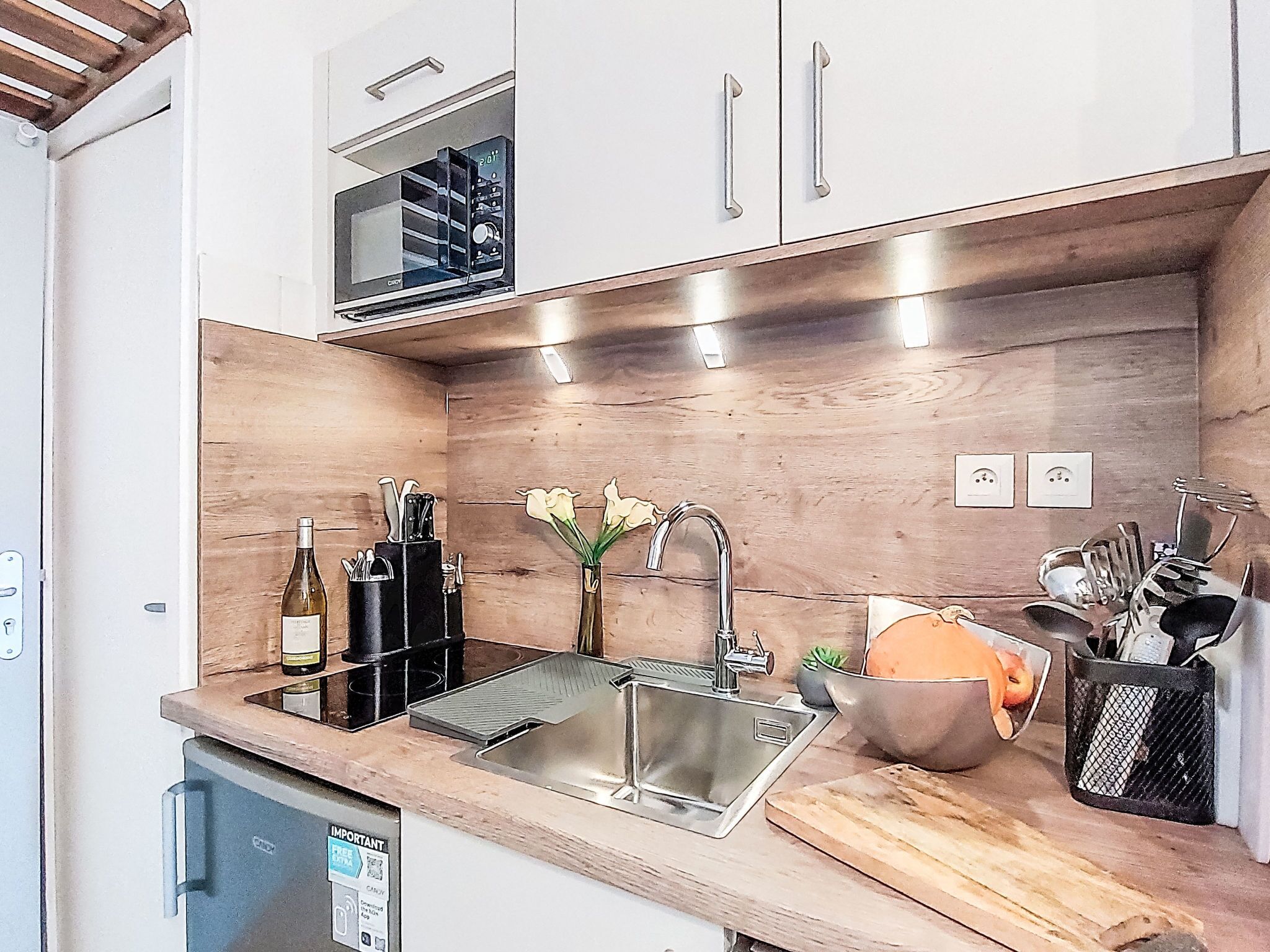 Frigorífic, microones i utensilis de cuina, vaixella i coberteria 