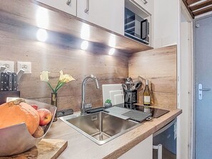 Fridge, microwave, cookware/dishes/utensils - Les Olympiades by Interhome (Val Thorens)