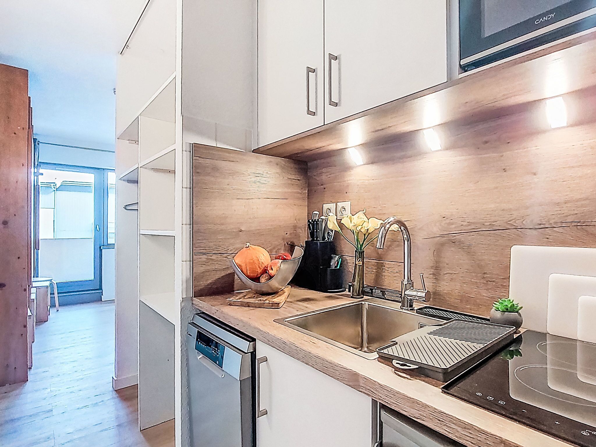 Réfrigérateur, micro-ondes, batterie de cuisine, vaisselle et ustensiles