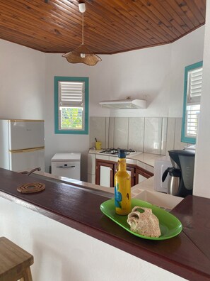 Microwave, oven, stovetop, dishwasher - Quiet 2-Bedroom House, Near Sainte-Luce🏝️ (Rivière-Salée)