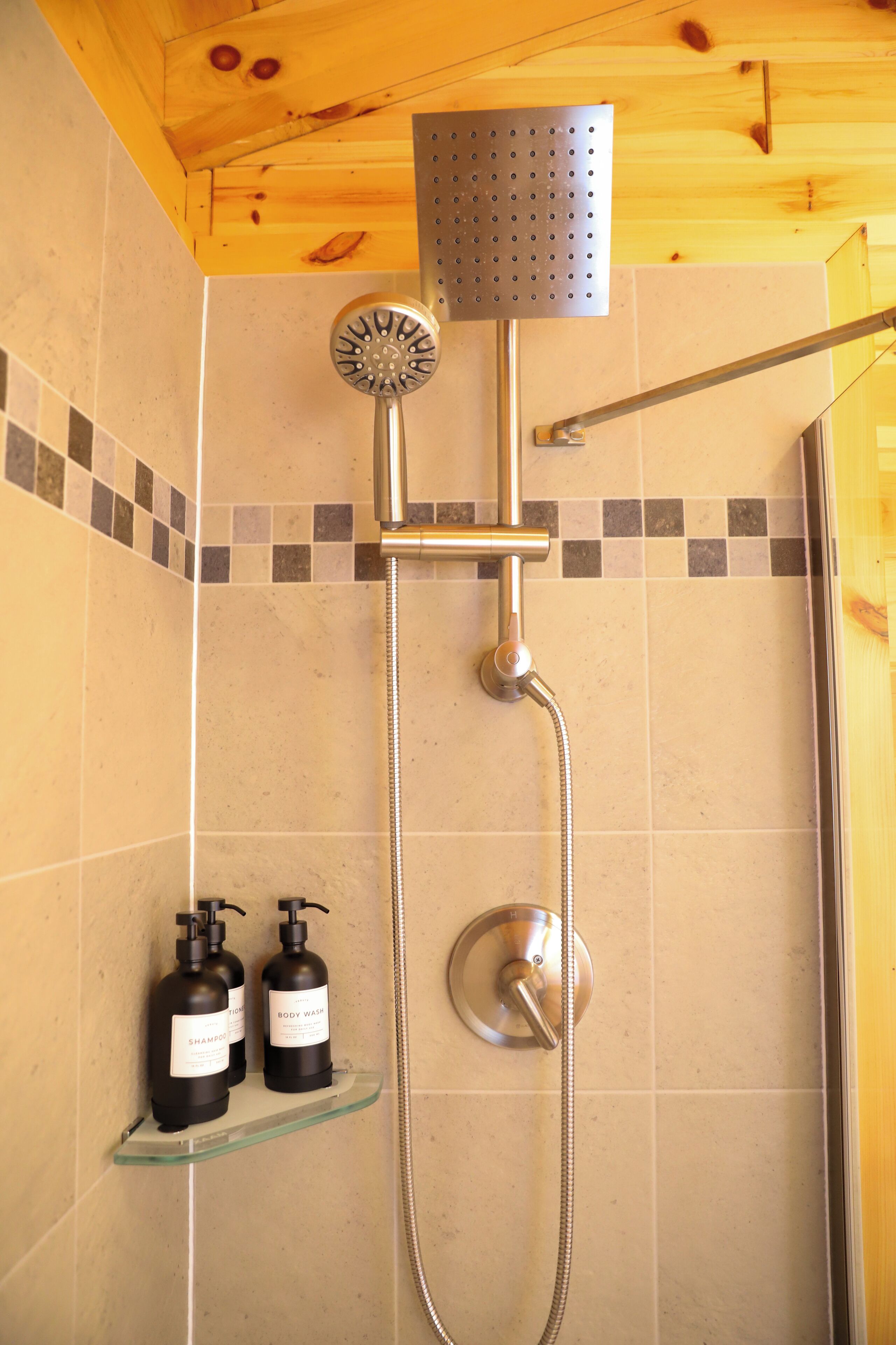 Doccia, asciugacapelli, asciugamani, sapone