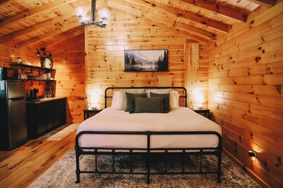 Cozy cabin w/ hottub in the Heart of Amish Country