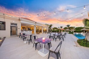 Outdoor dining - 2BR3BA Retreat in Gated Community w/ Pools ~ GYM (Noord)
