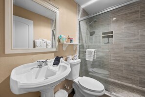 Shower, hair dryer, towels - Appleview - Walk to Village/Lake, Lake View, Hot Tub, BBQ (Big Bear Lake)