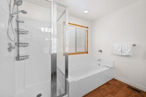 Shower, hair dryer, towels - Leaf & Needle - Walk to Lake & Village, Picnic Table, Single Story, Fenced Yard (Big Bear Lake)