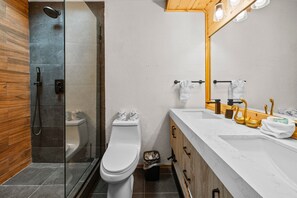 Dusche, kostenlose Toilettenartikel, Haartrockner, Handtücher