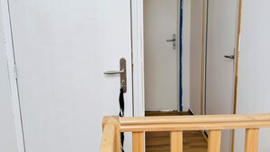 A hallway with three doors, numbered 3, 4, and 5. - Comfort Appart 3 (Calais)