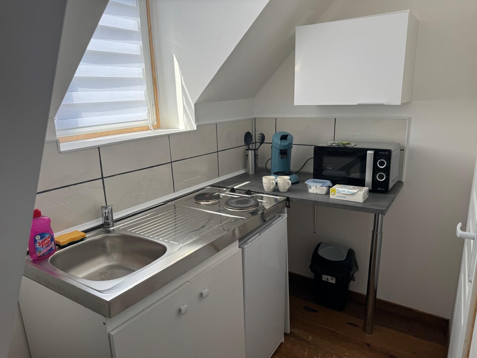 Jääkaappi, mikroaaltouuni, liesi, astianpesukone