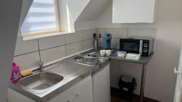 Een koelkast, een microgolfoven, een kookplaat, een vaatwasser