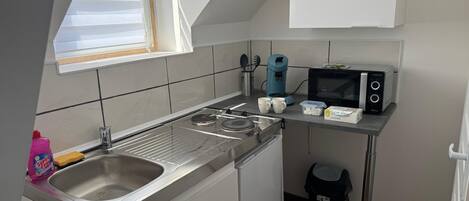 Jääkaappi, mikroaaltouuni, liesi, astianpesukone