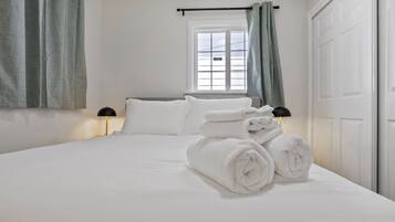 6 dormitoris, planxa i posts de planxar, wifi i roba de llit