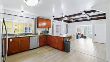 Frigorífic, microones, placa de cuina i rentaplats