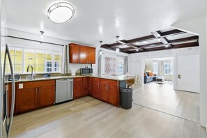 Geladeira, micro-ondas, cooktop, lava-louças