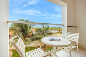 Outdoor dining - 2BR2BA Condo w/Pool~Beach Tennis~Gym~Close 2 Beach (Noord)